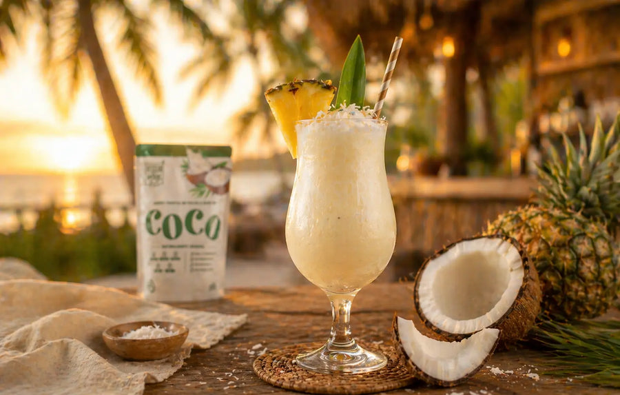 Piña Colada con leche de coco VegganWay, decorado con piña fresca y coco rallado, junto al doypack del producto
